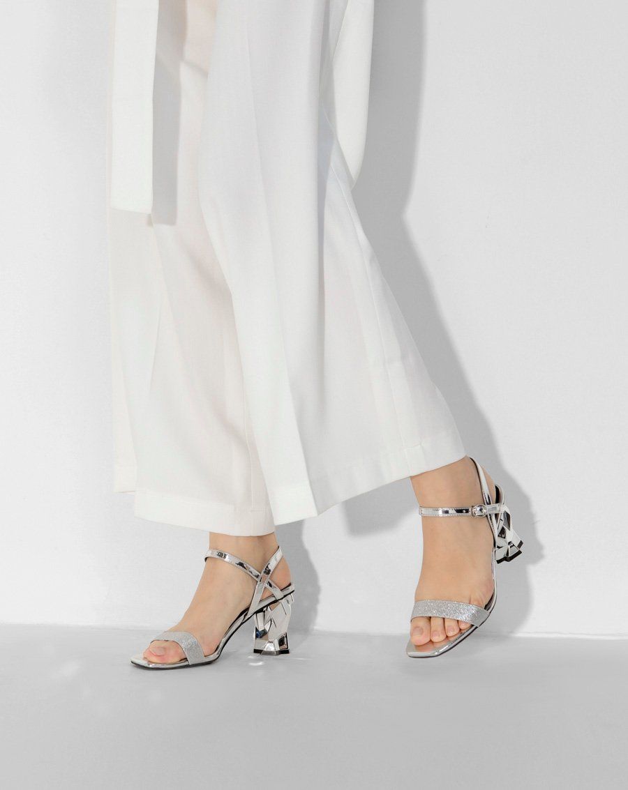 Giày sandal gót hình học
