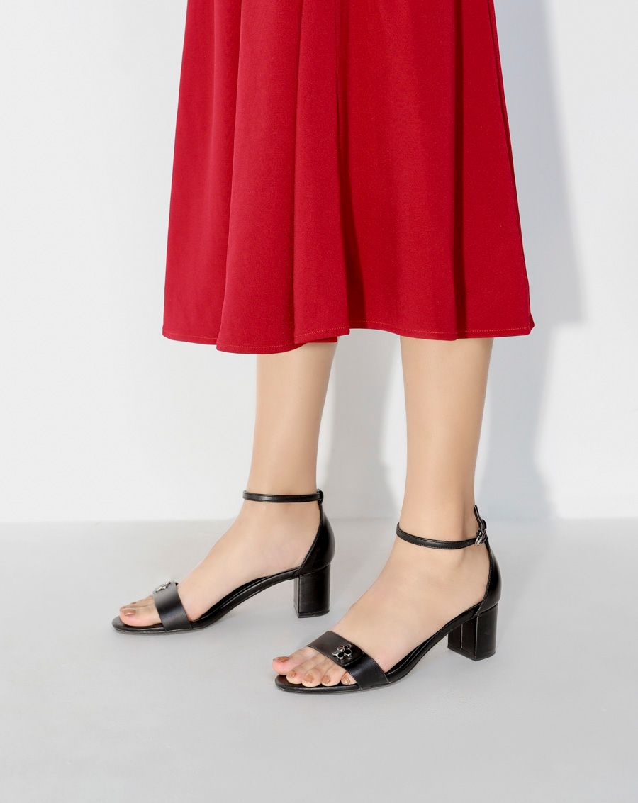 Giày sandal gót vuông đính hoa trang trí