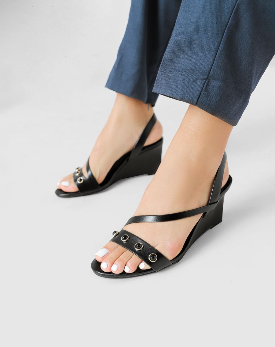 Giày sandal đế xuồng đính hạt trang trí