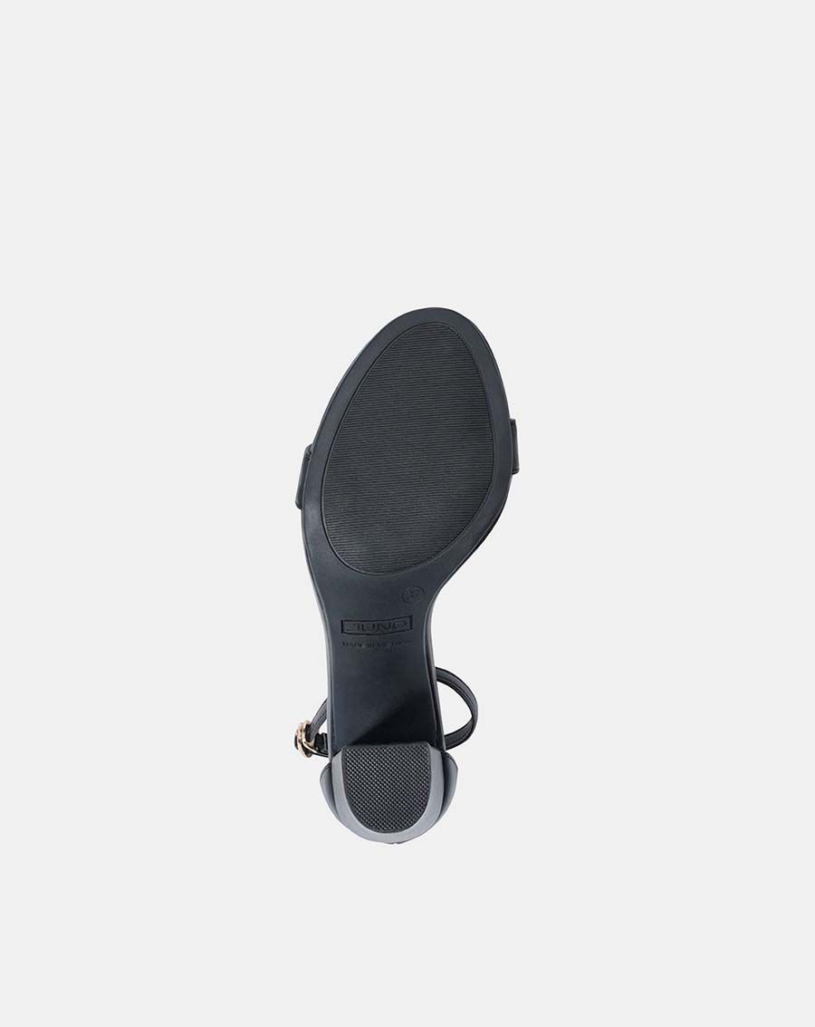 Giày sandal gót vuông đính hạt trang trí
