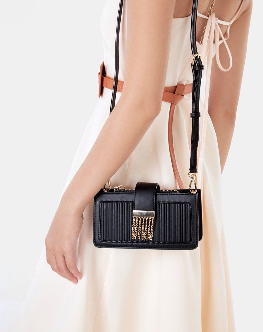 Túi xách nhỏ buckle flap trang trí khóa tua rua