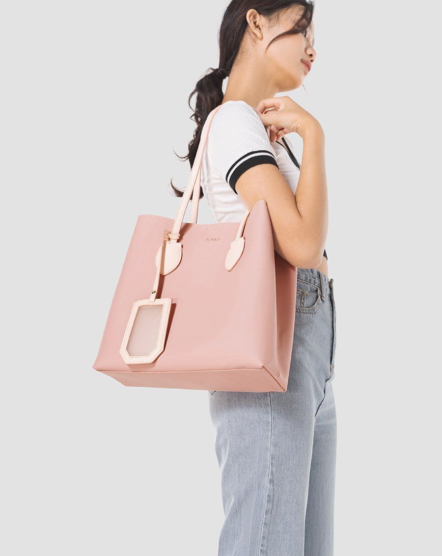Túi xách lớn 2 tông màu gắn charm trong suốt