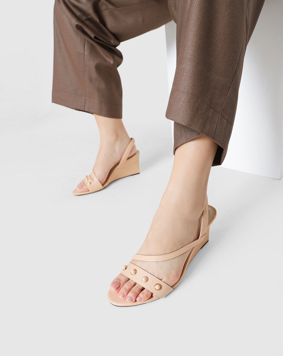 Giày sandal đế xuồng đính hạt trang trí