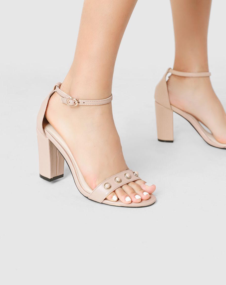 Giày sandal gót vuông đính hạt trang trí