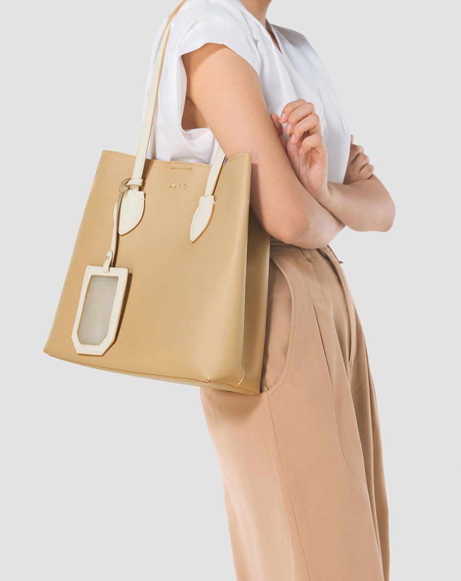 Túi xách lớn 2 tông màu gắn charm trong suốt