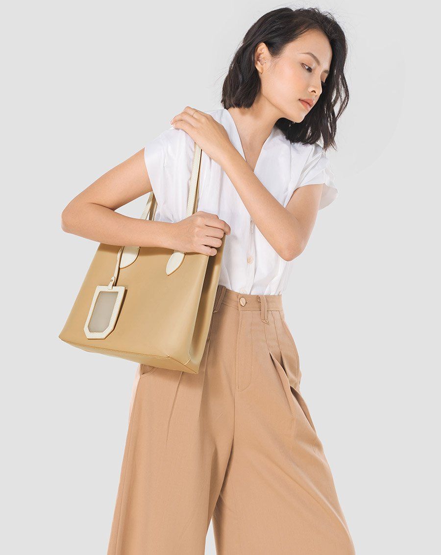Túi xách lớn 2 tông màu gắn charm trong suốt