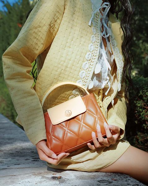 Túi Xách Nhỏ Top Handle Dập Trang Trí