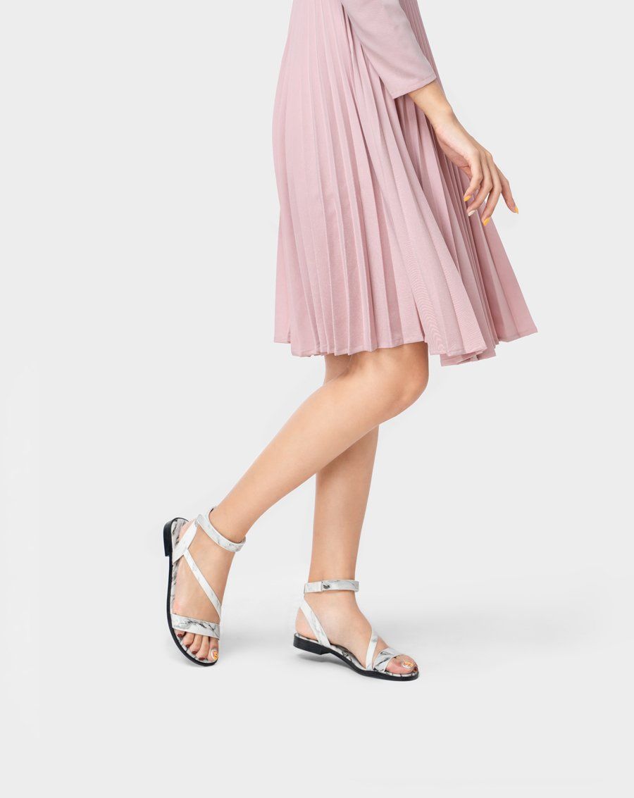 Giày sandal bệt quai ngang