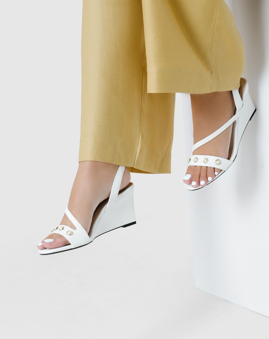 Giày sandal đế xuồng đính hạt trang trí