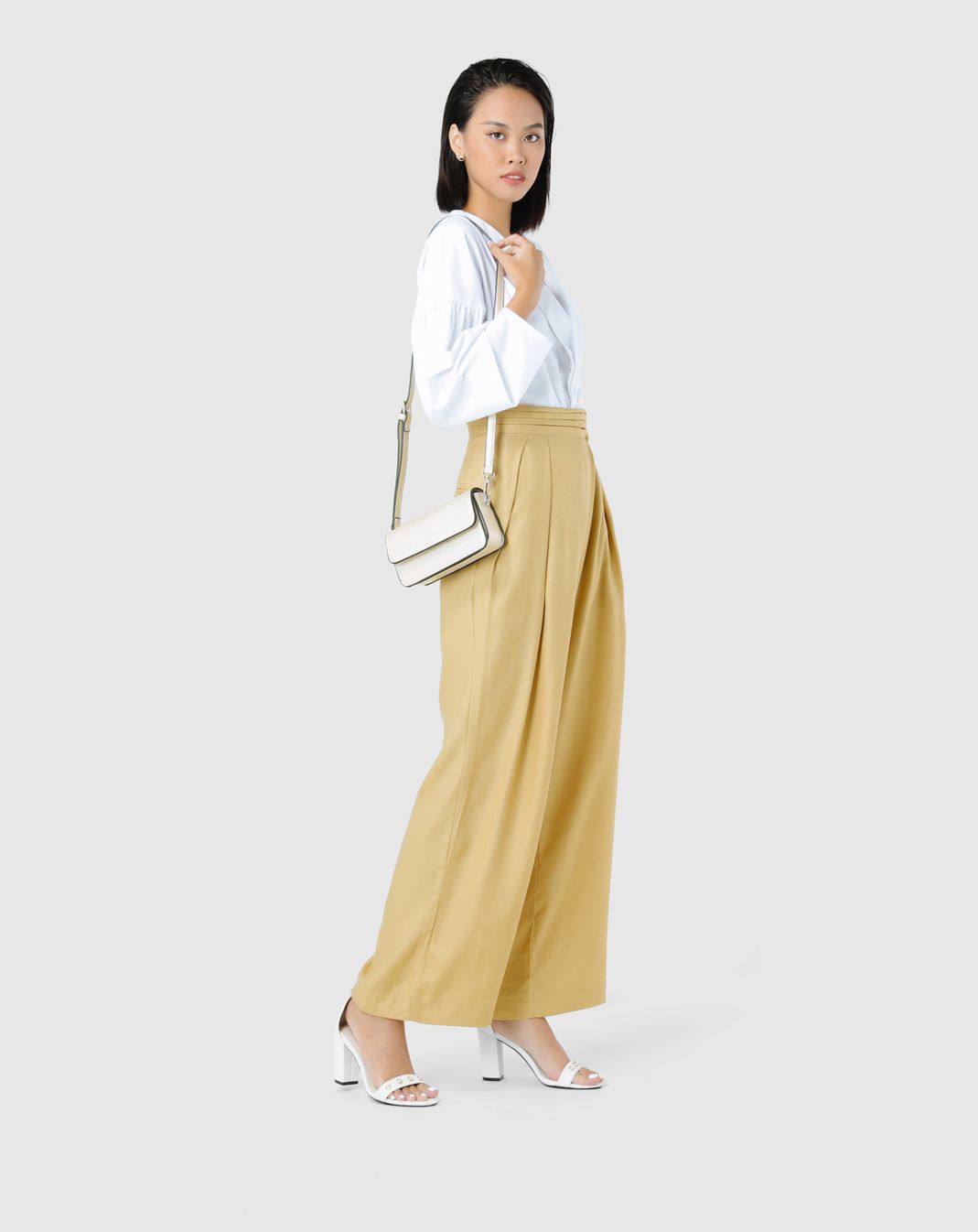 Giày sandal gót vuông đính hạt trang trí
