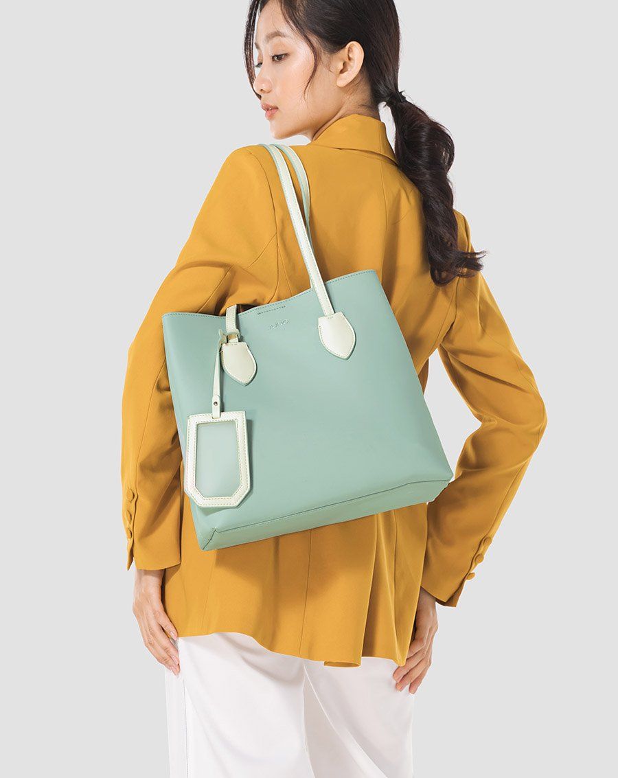 Túi xách lớn 2 tông màu gắn charm trong suốt
