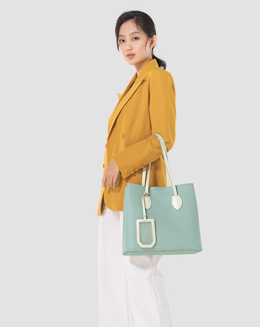 Túi xách lớn 2 tông màu gắn charm trong suốt