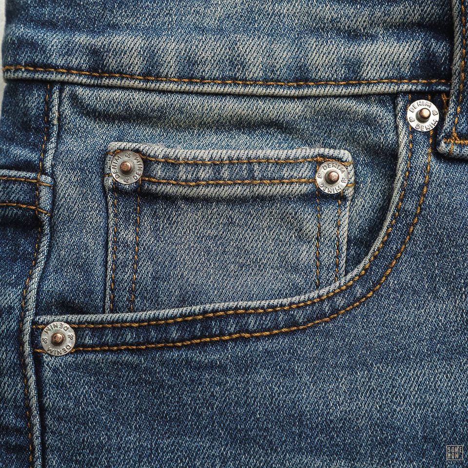 Quần Jean Rách Gối Wash Vàng