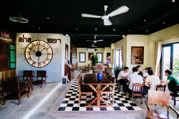 Hệ thống âm thanh cho Aha Cafe - Vinhomes Hạ long, Amply 4 - 6 vùng âm lượng, loa được thiết kế riêng cho quán, bật lớn không tạp âm, miễn phí công lắp đặt, bảo hành dài hạn 5 năm.