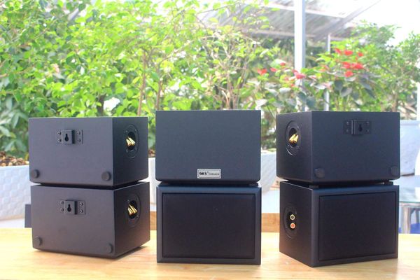 Loa Goldsound vệ tinh sân vườn Goldsound V25NT (ngoài trời), công suất 25w, thiết kế chống nước, loa bass 4 inch, kích thước rộng 23 cm, cao 17 cm, sâu 16 cm, bảo hành 12 tháng.