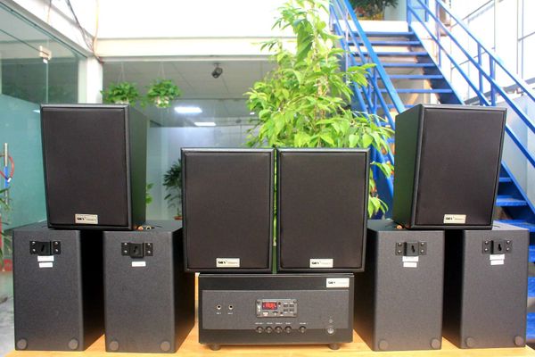 Loa Goldsound vệ tinh treo tường V40C công suất 40w, loa bass 4 inch, treble 2 inch, kích thước rộng 18.5 cm, cao 28 cm, sâu 22.5 cm, bảo hành dài hạn 5 năm.