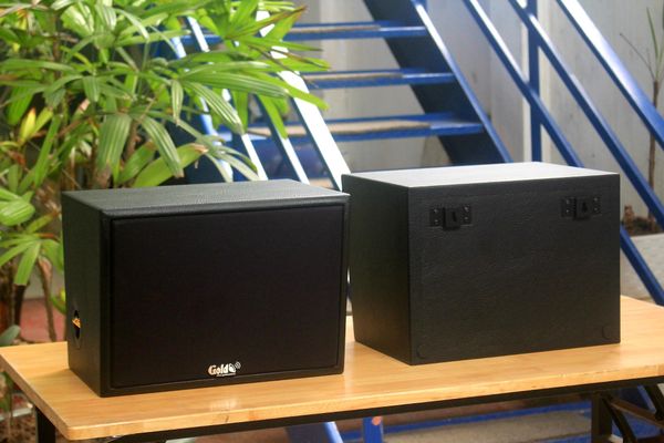 Loa Goldsound vệ tinh treo tường V130PU_TH công suất 130w, loa bass 20 cm, treble 10 cm, kích thước rộng 37 cm, cao 27.5 cm, sâu 28.5 cm, phủ da PVC cao cấp, bảo hành dài hạn 5 năm.