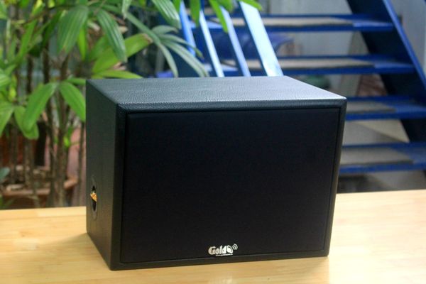 Loa Goldsound vệ tinh treo tường V130PU_SG công suất 130w, loa bass 20 cm, treble 10 cm, kích thước rộng 37 cm, cao 27.5 cm, sâu 28.5 cm, phủ da PVC cao cấp, bảo hành dài hạn 5 năm.