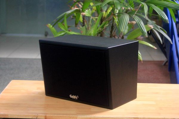 Loa Goldsound vệ tinh treo tường V130PU công suất 130w, loa bass 20 cm, treble 10 cm, kích thước rộng 37 cm, cao 27.5 cm, sâu 28.5 cm, phủ da PVC cao cấp, bảo hành dài hạn 5 năm.