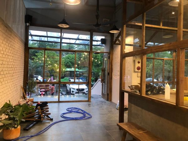 Hệ thống âm thanh quán cafe cho Phê La tại Thành Thái, Cầu Giấy, Amply 4 - 6 vùng âm lượng, loa được thiết kế riêng cho quán, bật lớn không tạp âm, miễn phí công lắp đặt, bảo hành dài hạn 5 năm.