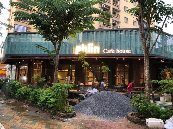 Hệ thống âm thanh cho Phiin Cafe house, Hà Nội, Amply 4 - 6 vùng âm lượng, loa được thiết kế riêng cho quán, bật lớn không tạp âm, miễn phí công lắp đặt, bảo hành dài hạn 5 năm.