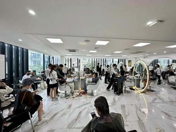 Lắp đặt loa âm trần cho quán cắt tóc 1900 Hair Salon, Hà Nội, Amply 4 - 6 vùng âm lượng, loa được thiết kế riêng cho quán, bật lớn không tạp âm, miễn phí công lắp đặt, bảo hành dài hạn 5 năm.