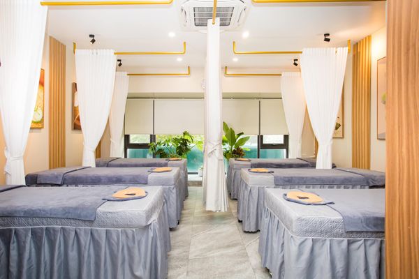 Loa spa cho Sắc Nhuận Khang, Amply 4 - 6 vùng âm lượng, loa được thiết kế riêng cho quán, bật lớn không tạp âm, miễn phí công lắp đặt, bảo hành dài hạn 5 năm.