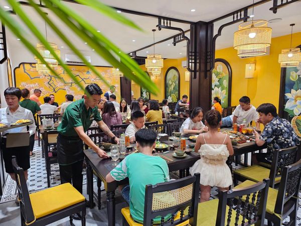 Hệ thống âm thanh cho nhà hàng Sen Deli Restaurant, Amply 4 - 6 vùng âm lượng, loa được thiết kế riêng cho quán, bật lớn không tạp âm, miễn phí công lắp đặt, bảo hành dài hạn 5 năm.