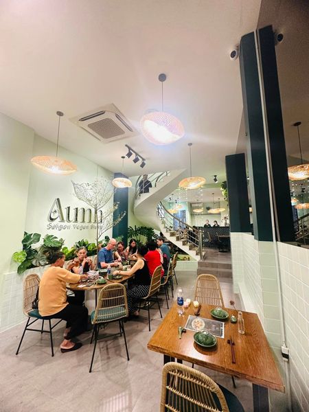 Hệ thống âm thanh cho Aumh Saigon Vegan Bistro | Phú Nhuận, Amply 4 - 6 vùng âm lượng, loa được thiết kế riêng cho quán, bật lớn không tạp âm, miễn phí công lắp đặt, bảo hành dài hạn 5 năm.