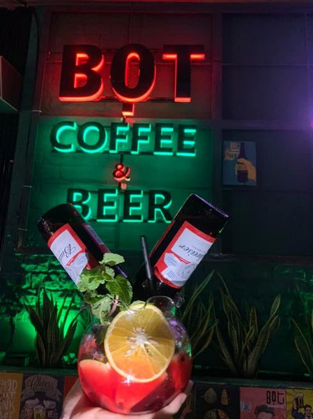 Hệ thống âm thanh cho BỌT - Coffee & Beer, Amply 4 - 6 vùng âm lượng, loa được thiết kế riêng cho quán, bật lớn không tạp âm, miễn phí công lắp đặt, bảo hành dài hạn 5 năm.