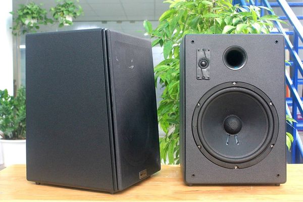 Dàn âm thanh V210, Amply 2 vùng âm lượng, loa được thiết kế riêng cho quán, bật lớn không tạp âm, bảo hành dài hạn 5 năm.