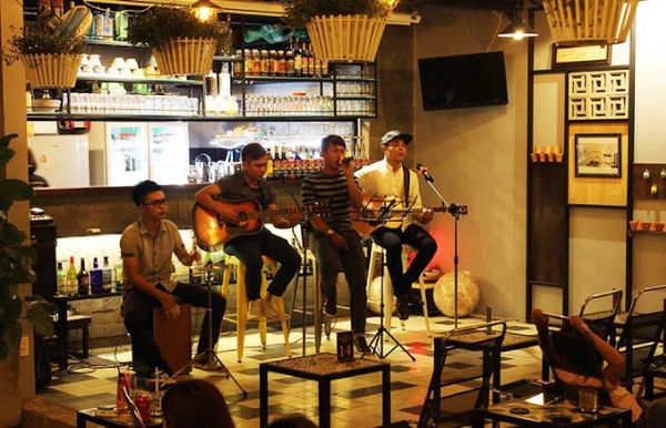 4 Cấu hình dàn âm thanh chuyên nghiệp cho quán cafe Acoustic, Amply 4 - 6 vùng âm lượng, loa được thiết kế riêng cho quán, bật lớn không tạp âm, miễn phí công lắp đặt, bảo hành dài hạn 5 năm.