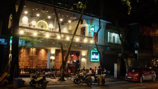 Hệ thống âm thanh cho AHA CAFE 54 Hàng Chuối, Amply 4 - 6 vùng âm lượng, loa được thiết kế riêng cho quán, bật lớn không tạp âm, miễn phí công lắp đặt, bảo hành dài hạn 5 năm.