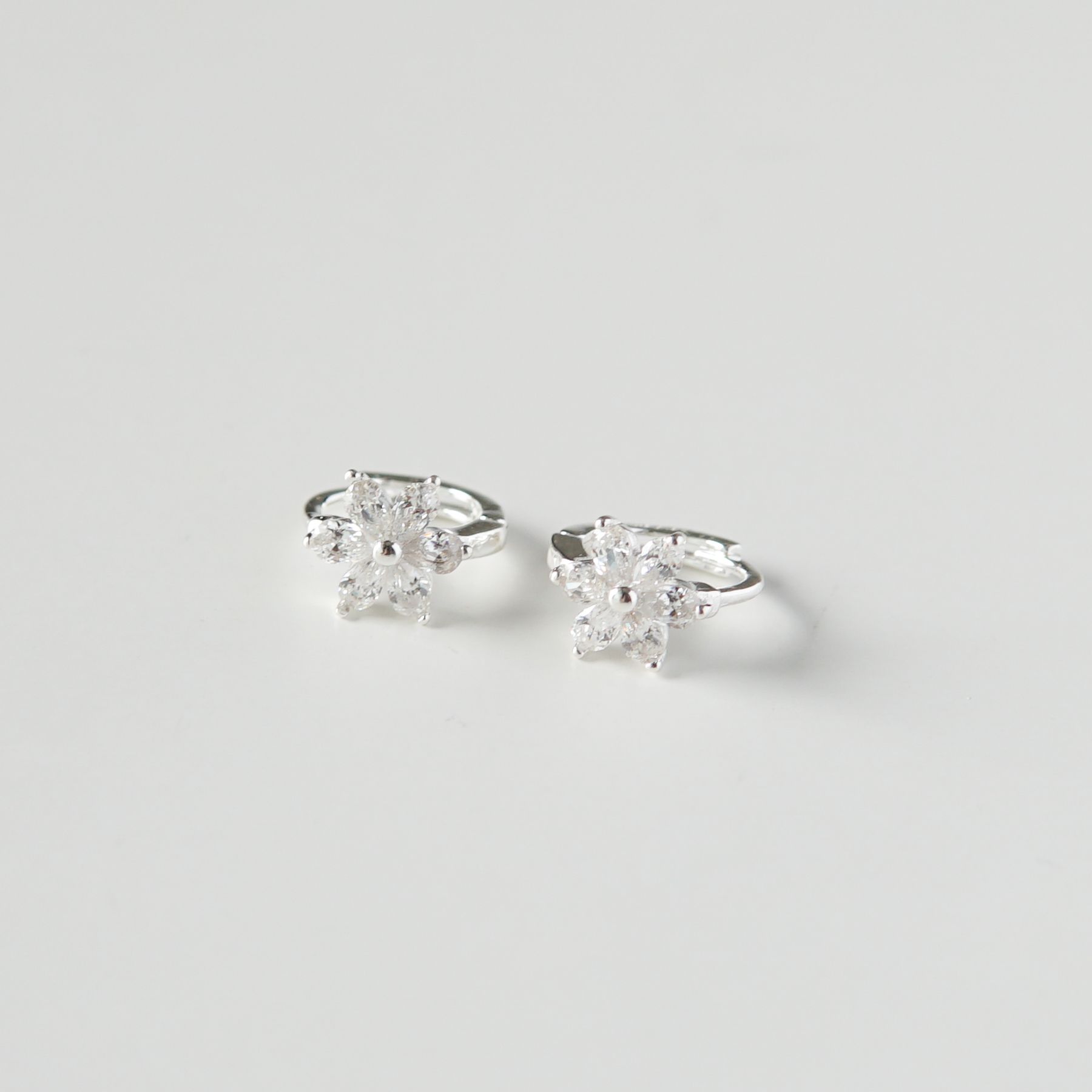 Bông tai bạc Flower CZ hoop