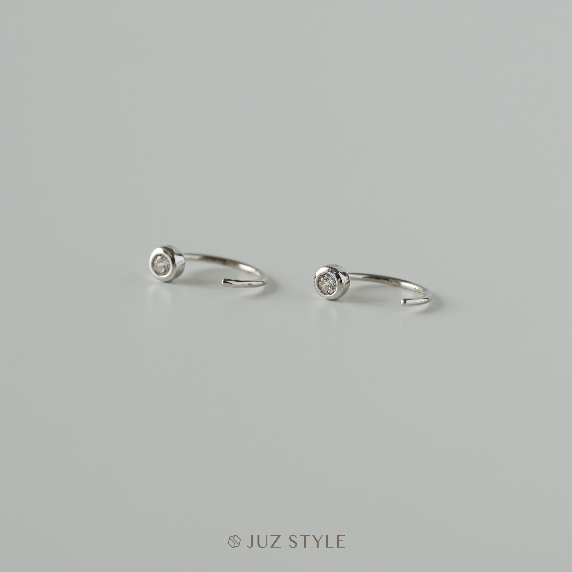 Bông tai bạc Bezel huggie