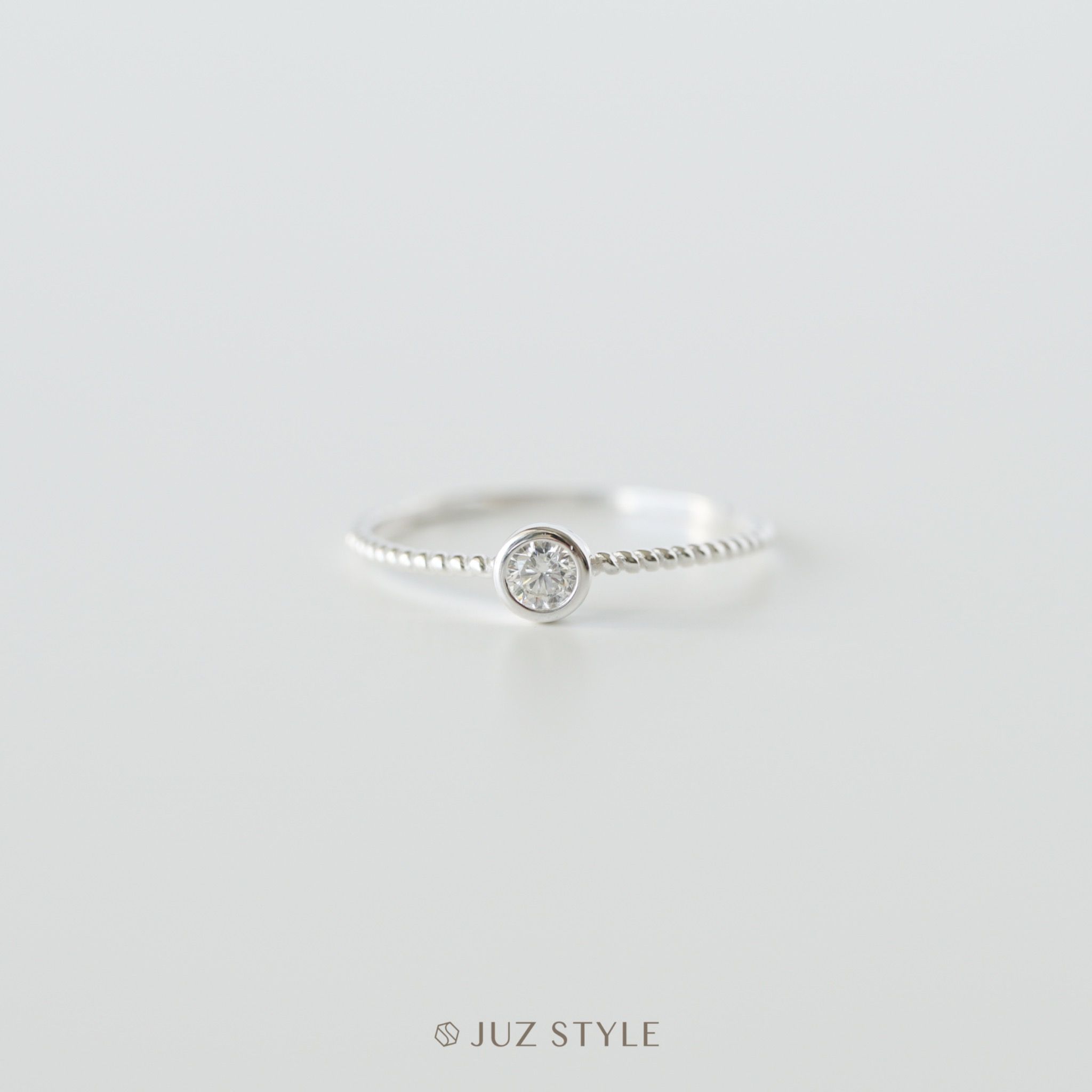 Nhẫn bạc One Cz twisted band