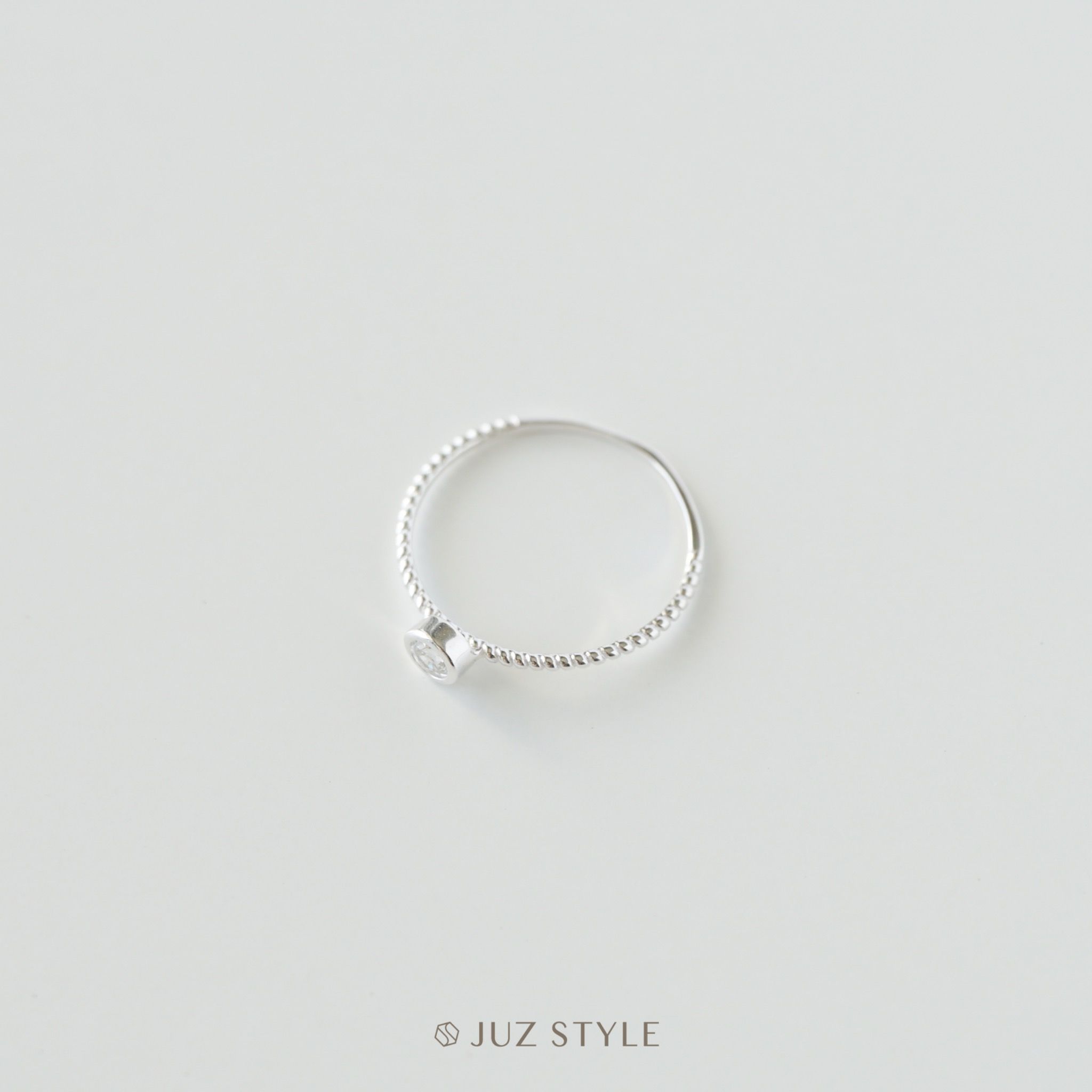 Nhẫn bạc One Cz twisted band