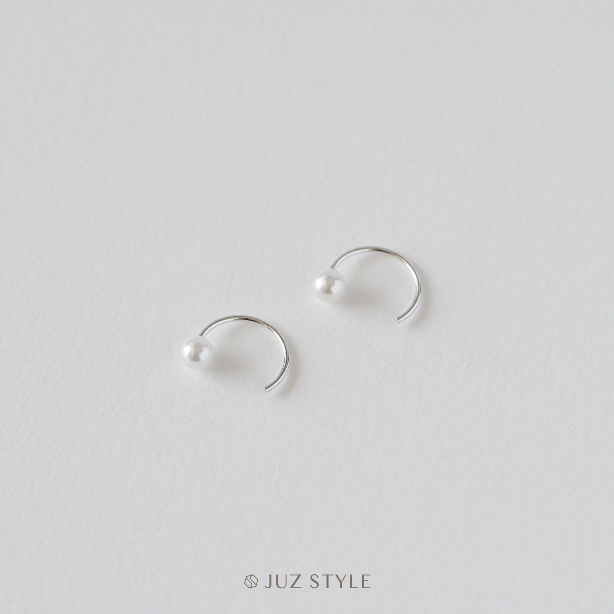 Bông tai bạc Faux pearl huggie