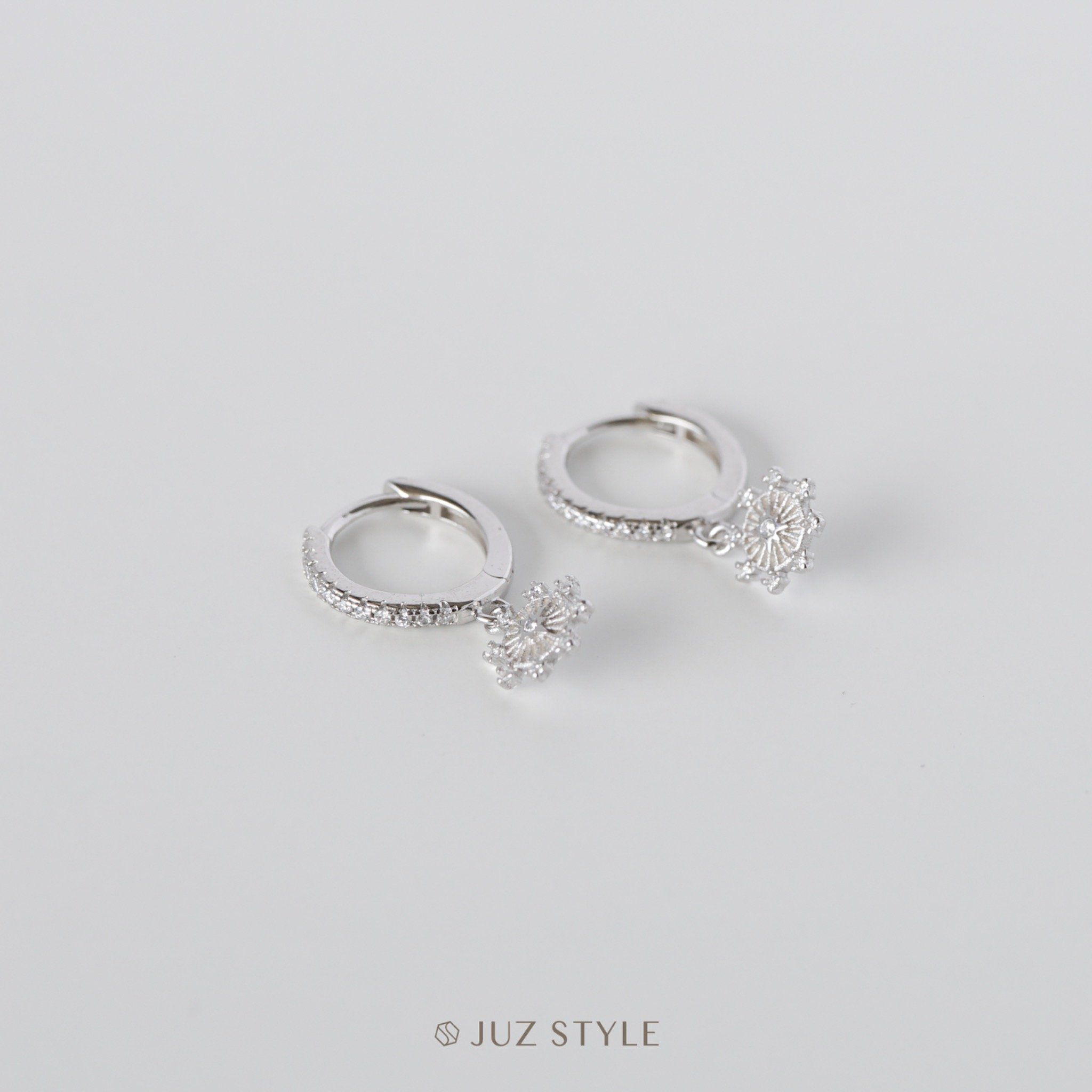 Bông tai bạc Cz Snowflake hoop