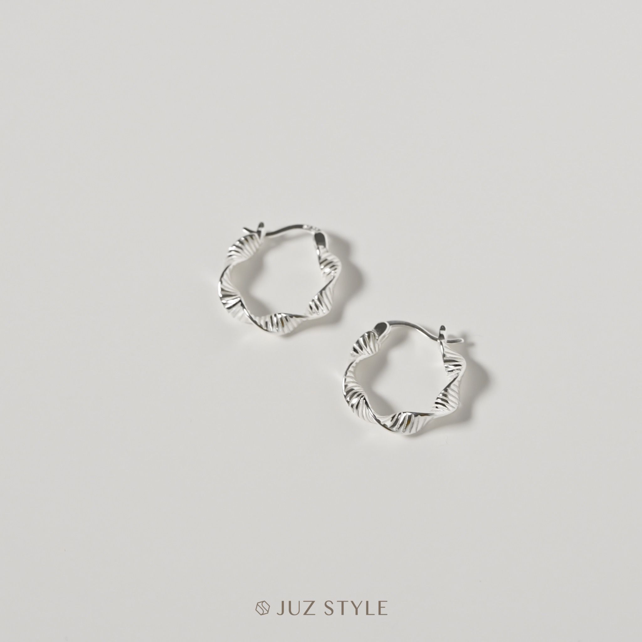 Bông tai bạc Twisted hoop