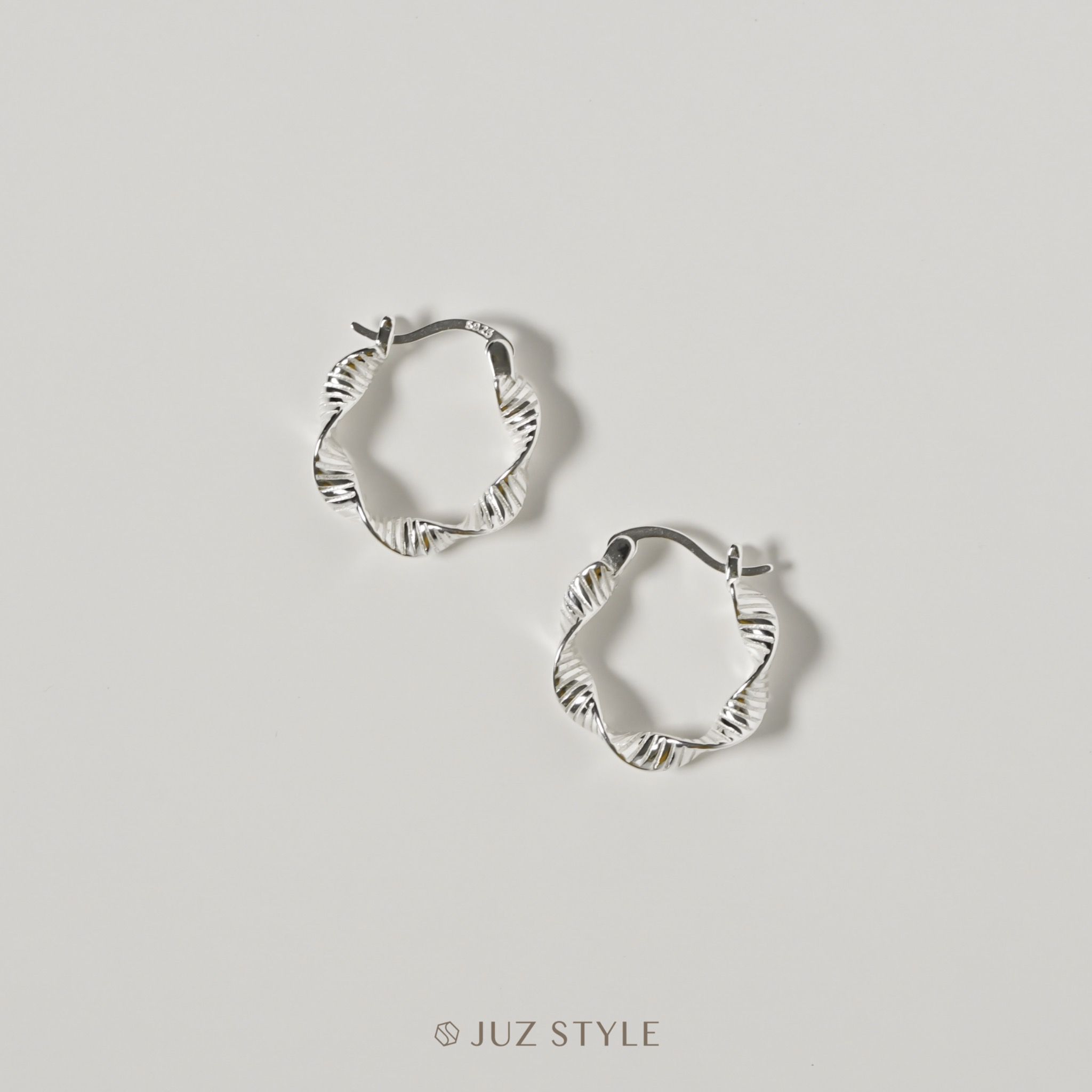 Bông tai bạc Twisted hoop