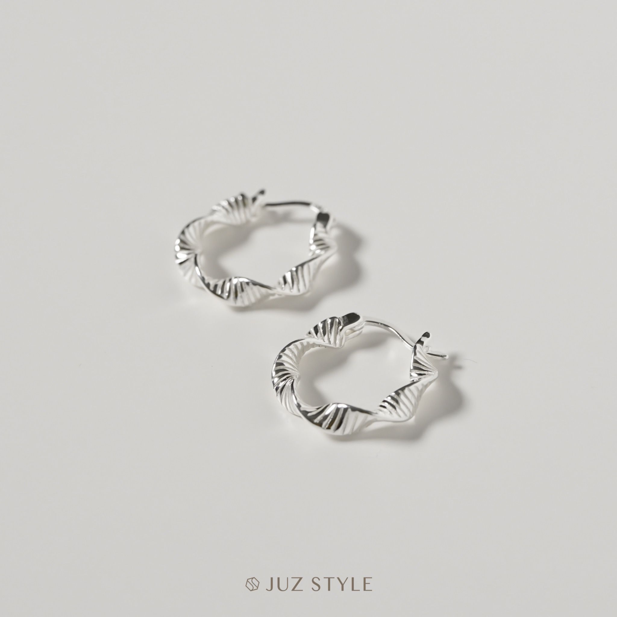 Bông tai bạc Twisted hoop