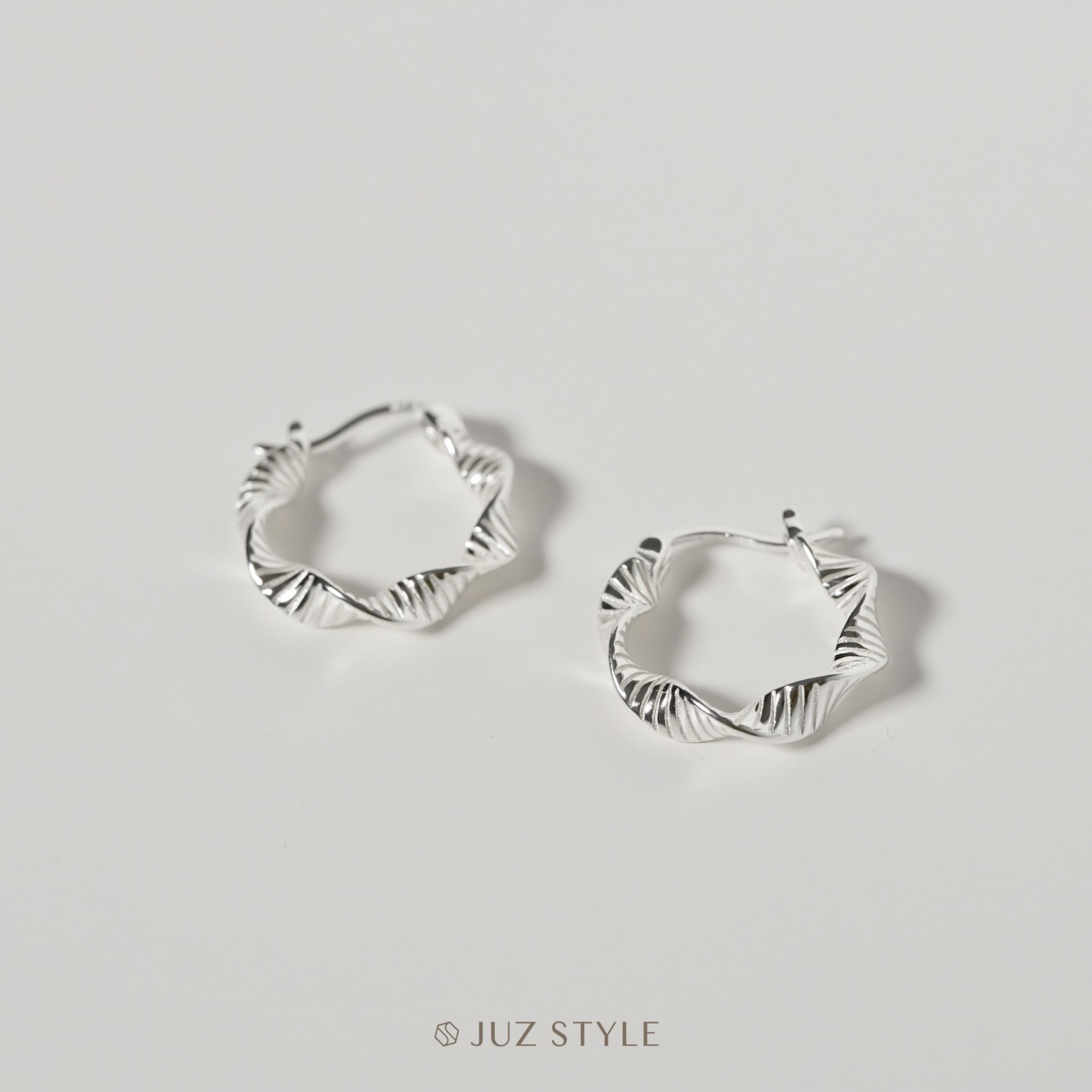 Bông tai bạc Twisted hoop