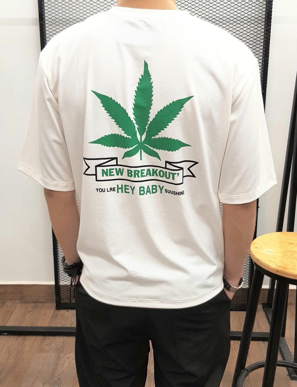 ATTN023đen - Áo thun form rộng họa tiết lá phong