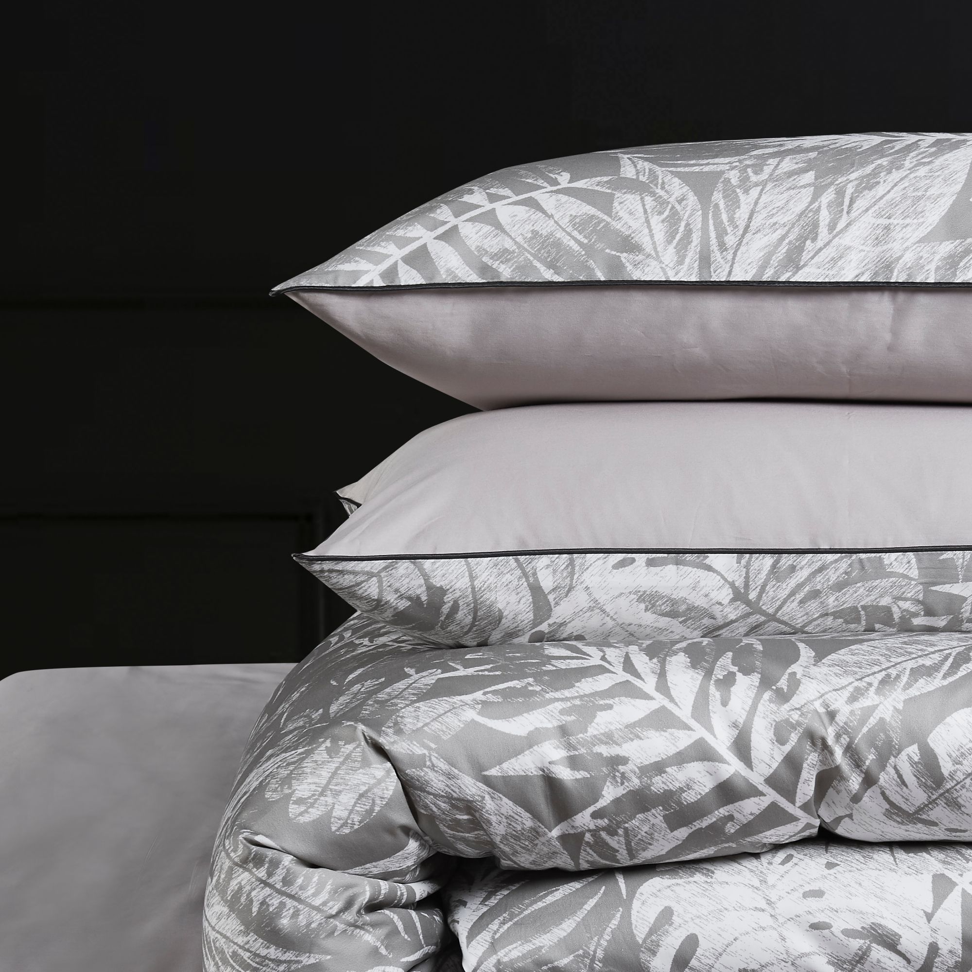 Best price 131 White leaves on grey