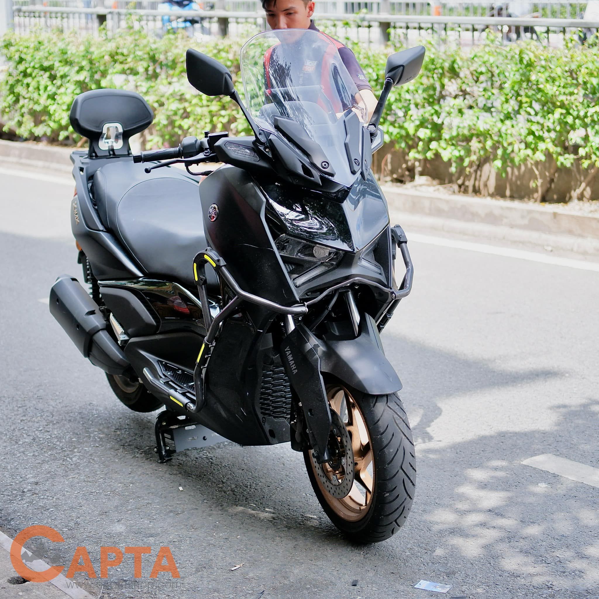 KHUNG CHỐNG ĐỖ CHO YAMAHA XMAX 300 -2023 - CÓ THANH NGANG.