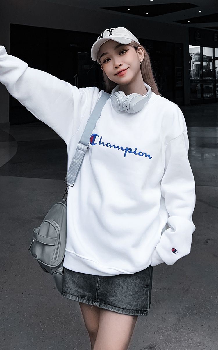 Champion Embroidered Big Logo Sweater In White