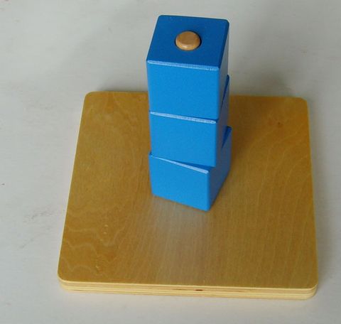 Các khối lập phương nằm trên trục thẳng đứng<br>Cubes on Vertical Dial