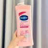 Sữa Dưỡng Thể VASELINE Dưỡng Da Trắng Hồng 725ml