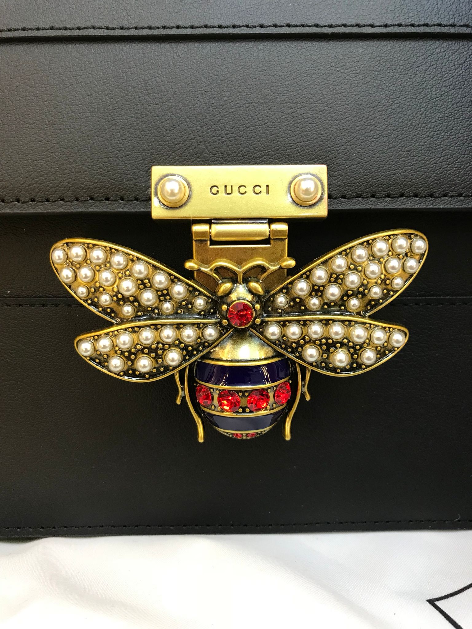Túi xách Gucci đen họa tiết con ong